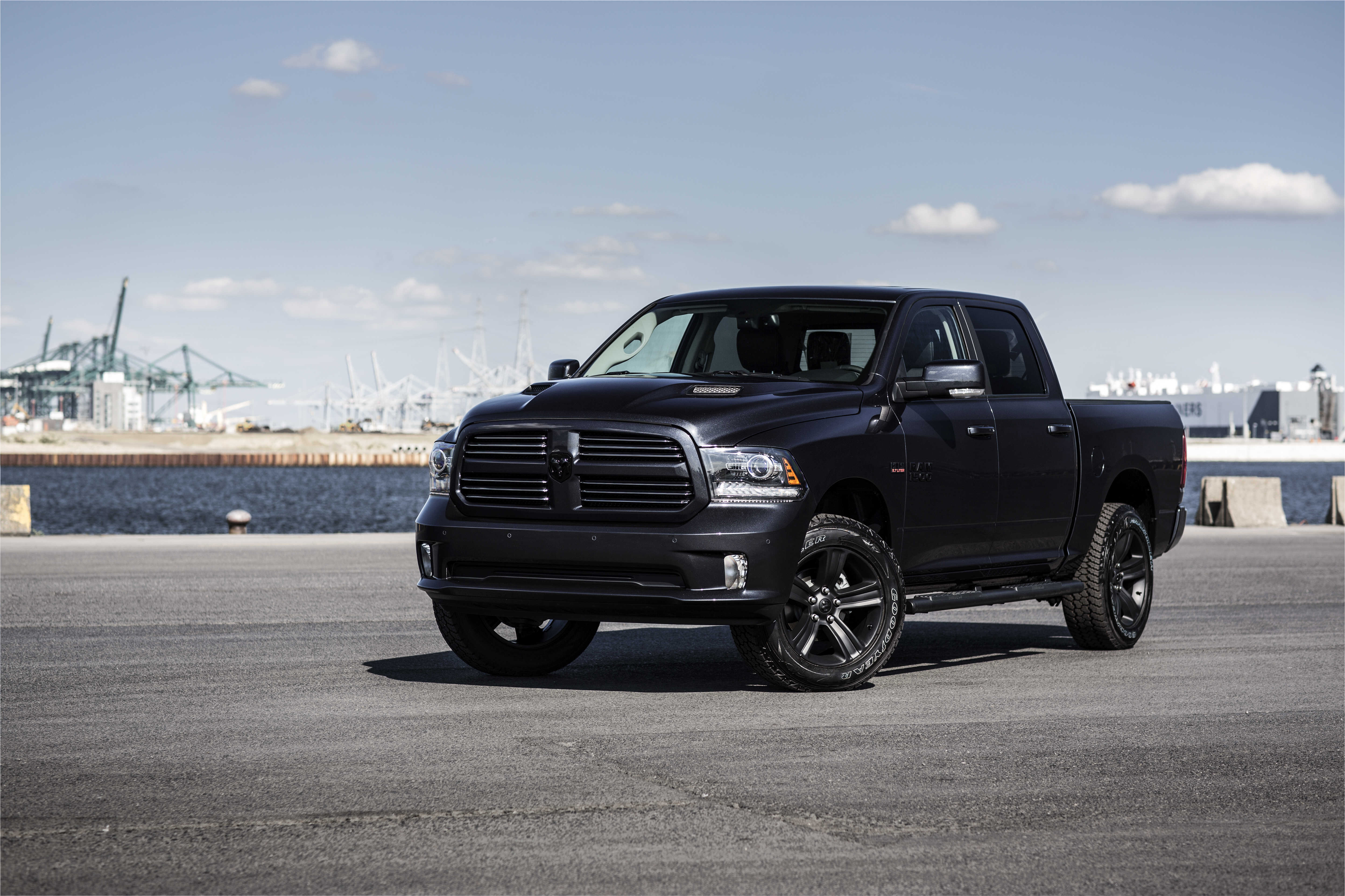 Dirección paso referencia AEC offers the 2017 RAM 1500 Sport with 'Black Package' - AEC